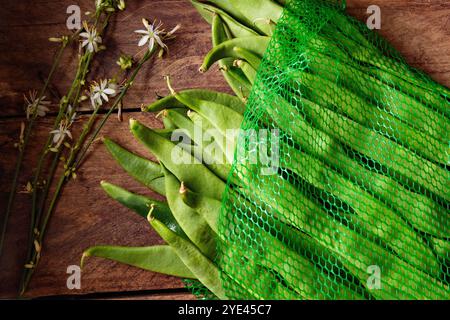 Rustikales und natürliches Bild frisch geernteter grüner Bohnen. Gesunde Lebensmittel und Kochrezepte. Stockfoto