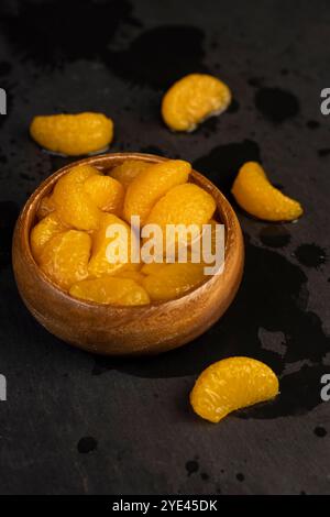 Orangenmandarinen in Zuckersirup mariniert, süße Mandarinenscheiben in Zuckersirup Stockfoto