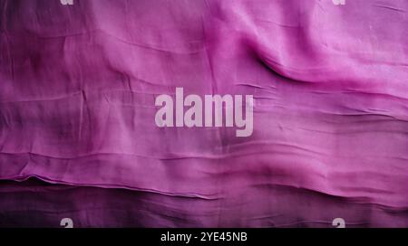 chiffon, durchscheinendes Material. Draufsicht. Falten aus leichtem Material. Hochzeit Hintergrund. Lila luxuriöser Hintergrund, der Stoff liegt in weichen Wellen. Stockfoto