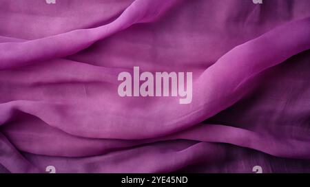 chiffon, durchscheinendes Material. Draufsicht. Falten aus leichtem Material. Hochzeit Hintergrund. Lila luxuriöser Hintergrund, der Stoff liegt in weichen Wellen. Stockfoto