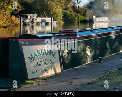 Hausboote, die auf der Themse am Abingdon Lock vertäut sind. Abingdon-on-Thames behauptet, die älteste Stadt Englands zu sein. Und die Themse fließt durch ihr Herz. In dieser idyllischen Szene sehen wir einen erholsamen Blick auf den Fluss vom Abingdon Weir, an einem nebeligen, stimmungsvollen Morgen, gerade kalt genug für die Boote, um ihre Heizkessel anzuzünden Stockfoto