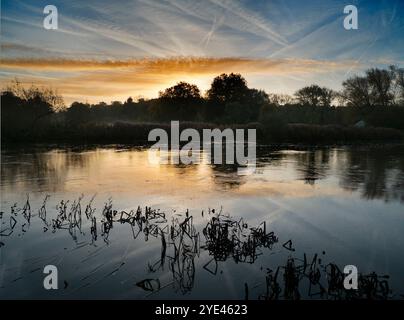 Sonnenaufgang über einem wunderschönen Abschnitt der Themse am Radley Boathouse. Das 1921 gegründete Bootshaus dient seit über einem Jahrhundert Radley College und einheimischen Ruderfreunden. Die Aussicht von hier kann besonders schön sein bei Sonnenaufgang - wie hier. Stockfoto