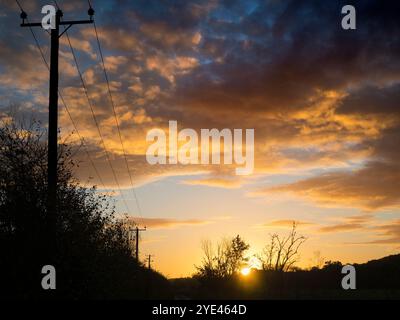 Spektakulärer Sonnenaufgang im Herbst über den Rye Farm Fields, Abingdon. Das ist nur einen Steinwurf von der Themse zu unserer Linken. Obwohl es anfällig für Nebel oder Nebel ist, der aus dem Fluss aufsteigt, ist heute kristallklar. Stockfoto