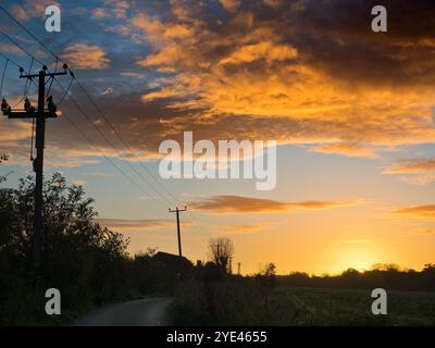 Spektakulärer Sonnenaufgang im Herbst über den Rye Farm Fields, Abingdon. Das ist nur einen Steinwurf von der Themse zu unserer Linken. Obwohl es anfällig für Nebel oder Nebel ist, der aus dem Fluss aufsteigt, ist heute kristallklar. Stockfoto