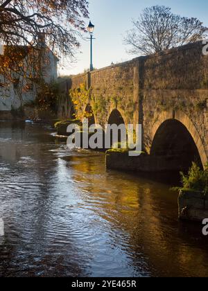 Abingdon's mittelalterliche Steinbrücke bei Sonnenaufgang, Abingdon behauptet, die älteste Stadt Englands zu sein. Dies ist die berühmte mittelalterliche Steinbrücke von Abingdon an einem schönen Herbstmorgen. Die Brücke wurde 1416 begonnen und 1422 mit lokalem Kalkstein fertiggestellt. Es wurde von Abingdons religiöser Gilde, der Bruderschaft des Heiligen Kreuzes, finanziert. Hier sehen wir die Brücke bei Sonnenaufgang, vom Südufer aus gesehen. N Eis Stockfoto