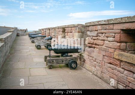 Kanonen auf Battery Terrace Bamburgh Castle Northumberland Großbritannien Stockfoto