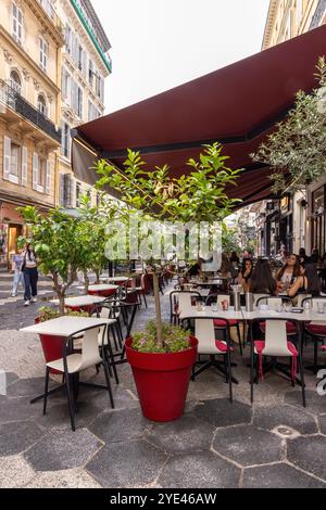 Französisches Restaurant La Taverne Massena in der Rue Massena, Stadt Nizza, französische Riviera, Südfrankreich, Europa Stockfoto