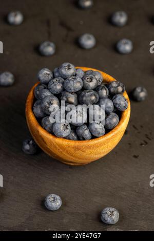 Gruppe Heidelbeeren in einer Holzschale, Details von Heidelbeeren in einer Schüssel gestapelt Stockfoto