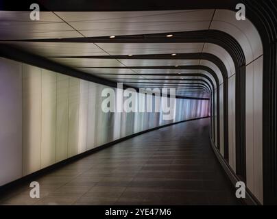 London, England - 18. Oktober 2023 - unterirdischer Fußgängertunnel mit integrierter LED-Beleuchtung und Keramikfliesen auf dem Boden Stockfoto