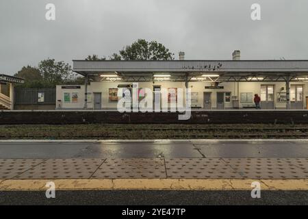 Canterbury, England - 18. Oktober 2023 - die Bahnsteige am Westbahnhof von Canterbury (ist ein denkmalgeschützter Bahnhof) mit düsterem Himmel Stockfoto