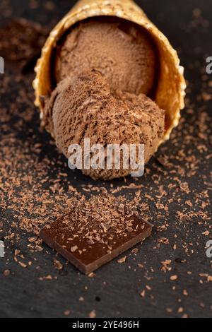Eis mit Schokoladenchips auf schwarzem Schiefer, Eis mit Kakao, Nahaufnahme Stockfoto