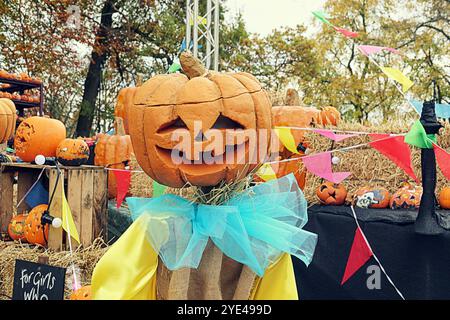 Glasgow, Schottland, Großbritannien. Oktober 2024. Halloween kehrt als „Glasglow“ im Botanics Park im grünen West End zurück, leidet unter gruseligen Clowns, dem skelton Friedhof und einem geschnitzten Kürbisfeld. Credit Gerard Ferry /Alamy Live News Stockfoto