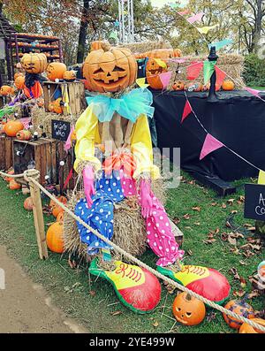 Glasgow, Schottland, Großbritannien. Oktober 2024. Halloween kehrt als „Glasglow“ im Botanics Park im grünen West End zurück, leidet unter gruseligen Clowns, dem skelton Friedhof und einem geschnitzten Kürbisfeld. Credit Gerard Ferry /Alamy Live News Stockfoto