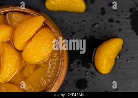 Orangenmandarinen in Zuckersirup mariniert, süße Mandarinenscheiben in Nahaufnahme Stockfoto