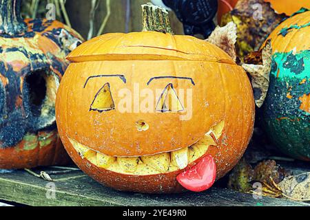 Glasgow, Schottland, Großbritannien. Oktober 2024. Halloween kehrt als „Glasglow“ im Botanics Park im grünen West End zurück, leidet unter gruseligen Clowns, dem skelton Friedhof und einem geschnitzten Kürbisfeld. Credit Gerard Ferry /Alamy Live News Stockfoto