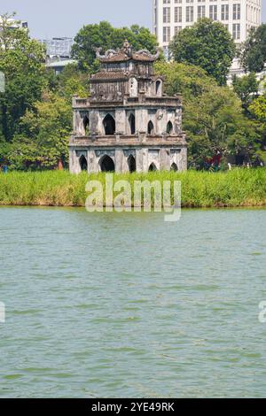 Hanoi, Vietnam: Blick auf den Turtle Tower (Thap Rua), einen kleinen Turm, der 1886 in der Mitte des Sword Lake (Hoan Kiem Lake) errichtet wurde und dem Helden Le Loi gewidmet ist Stockfoto