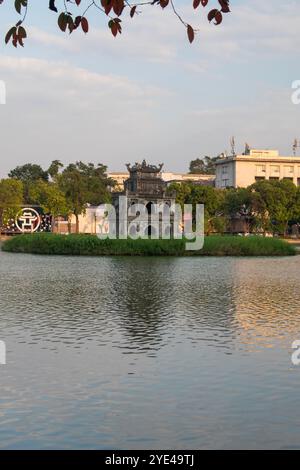 Hanoi, Vietnam: Blick auf den Turtle Tower (Thap Rua), einen kleinen Turm, der 1886 in der Mitte des Sword Lake (Hoan Kiem Lake) errichtet wurde und dem Helden Le Loi gewidmet ist Stockfoto