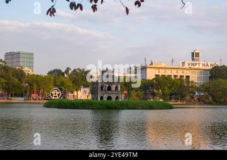 Hanoi, Vietnam: Blick auf den Turtle Tower (Thap Rua), einen kleinen Turm, der 1886 in der Mitte des Sword Lake (Hoan Kiem Lake) errichtet wurde und dem Helden Le Loi gewidmet ist Stockfoto