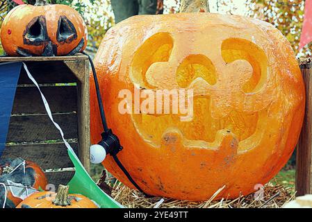 Glasgow, Schottland, Großbritannien. Oktober 2024. Halloween kehrt als „Glasglow“ im Botanics Park im grünen West End zurück, leidet unter gruseligen Clowns, dem skelton Friedhof und einem geschnitzten Kürbisfeld. Credit Gerard Ferry /Alamy Live News Stockfoto