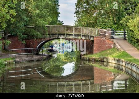 Brücke Nr. 60 auf der Gumley Road über den Grand Union Canal bei Foxton Locks in Leicestershire Stockfoto