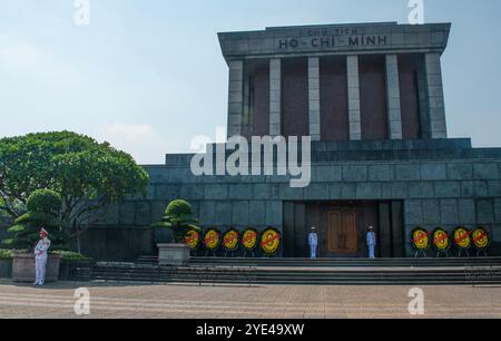 Hanoi, Vietnam: Die Ehrengarde im Ho-Chi-Minh-Mausoleum, dem Grabdenkmal von 1975, das dem vietnamesischen Führer Ho-Chi-Minh auf dem Ba-Dinh-Platz gewidmet ist Stockfoto