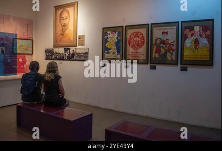 Hanoi, Vietnam: Besucher des Vietnamesischen Frauenmuseums mit Plakaten, Fotografien und Artefakten über die Rolle der vietnamesischen Frauen in Krieg und Gesellschaft Stockfoto