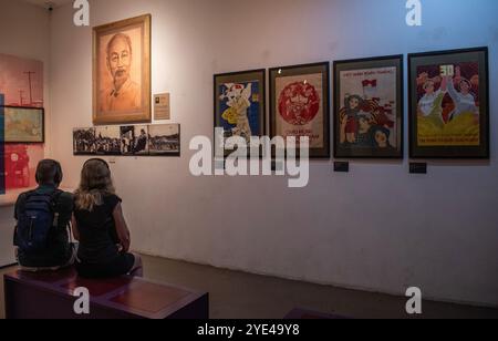 Hanoi, Vietnam: Besucher des Vietnamesischen Frauenmuseums mit Plakaten, Fotografien und Artefakten über die Rolle der vietnamesischen Frauen in Krieg und Gesellschaft Stockfoto