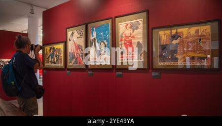 Hanoi, Vietnam: Besucher des Vietnamesischen Frauenmuseums mit Plakaten, Fotografien und Artefakten über die Rolle der vietnamesischen Frauen in Krieg und Gesellschaft Stockfoto