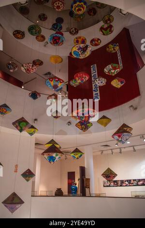 Hanoi, Vietnam: Innenräume des vietnamesischen Frauenmuseums, das Plakate, Fotografien und Artefakte über die Rolle der Frau in Krieg, Geschichte und Gesellschaft zeigt Stockfoto
