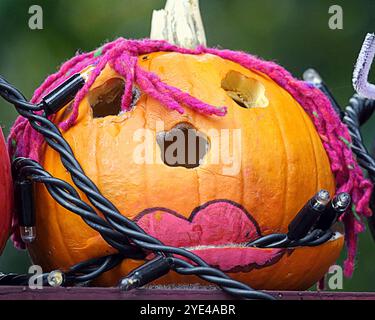 Glasgow, Schottland, Großbritannien. Oktober 2024. Halloween kehrt als „Glasglow“ im Botanics Park im grünen West End zurück, leidet unter gruseligen Clowns, dem skelton Friedhof und einem geschnitzten Kürbisfeld. Credit Gerard Ferry /Alamy Live News Stockfoto