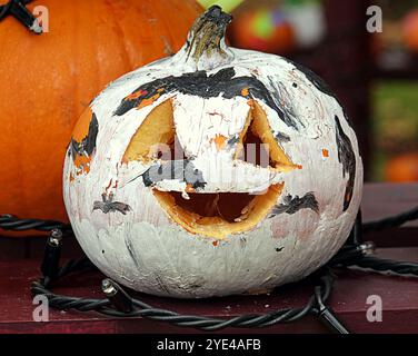 Glasgow, Schottland, Großbritannien. Oktober 2024. Halloween kehrt als „Glasglow“ im Botanics Park im grünen West End zurück, leidet unter gruseligen Clowns, dem skelton Friedhof und einem geschnitzten Kürbisfeld. Credit Gerard Ferry /Alamy Live News Stockfoto