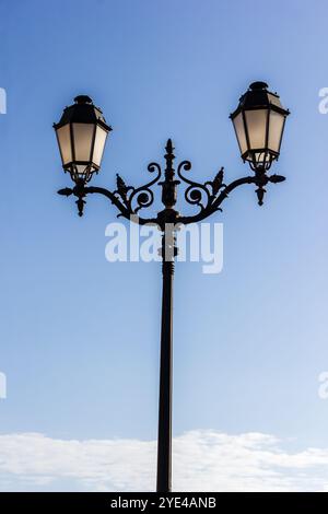 Vintage Straßenlaterne Pfosten Vor Blauem Himmel Hintergrund Stockfoto