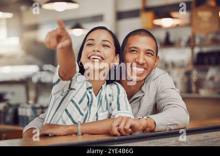 Treffen, lachen und zeigen Sie mit einem Paar im Café zusammen, um eine Beziehung zu knüpfen oder romantisch zu sein. Umarmen, lieben oder lächeln mit glücklichem Mann und Frau Stockfoto