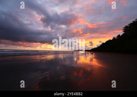 Wunderschöner farbenfroher Sonnenuntergang an einem Strand in Lateinamerika Stockfoto