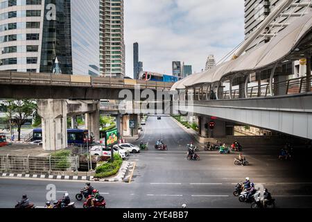 Blick auf den Chong Nonsi Sky Train Bahnhof Bangkok. N. Sathon Rd. Lernt Naradhiwas Rajanagarinda Rd. Kennen Dies ist das Geschäftsviertel von Bangkok. Stockfoto