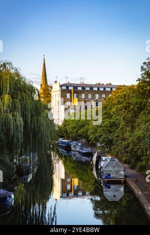 Regent's Canal in Primrose Hill, London, mit St. Mark's Church in Regent’s Park in der Ferne. Stockfoto