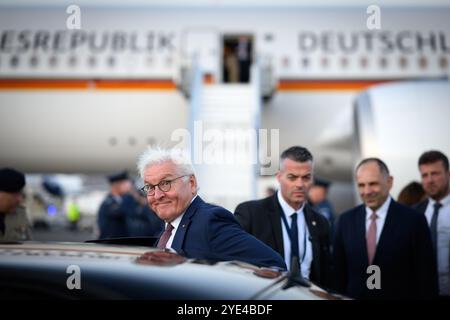 Athen, Griechenland. Oktober 2024. Bundespräsident Frank-Walter Steinmeier steigt nach seiner Ankunft am Flughafen Eleftherios Venizelos in Athen in eine Limousine. Bundespräsident Steinmeier und seine Frau sind zu einem dreitägigen Besuch in der Hellenischen Republik Griechenland. Quelle: Bernd von Jutrczenka/dpa/Alamy Live News Stockfoto