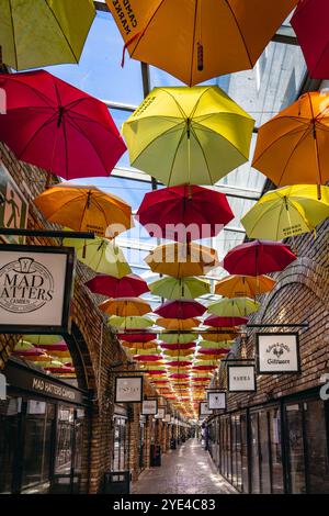 Die farbenfrohe Dachgasse in Camden Stables Market, Camden Town, London. Stockfoto