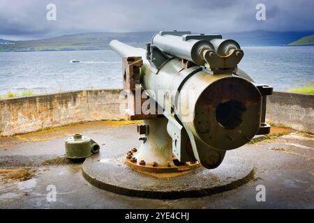 Die Festung aus dem Zweiten Weltkrieg befindet sich im Dorf Nes an der Südwestküste der färöischen Insel Eysturoy Stockfoto