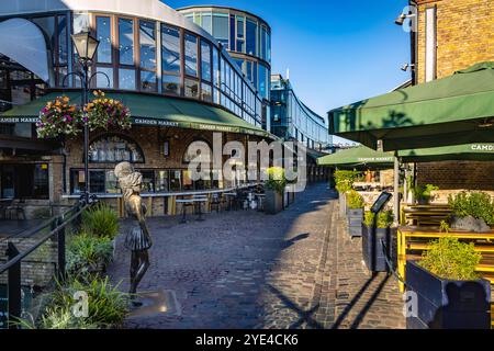 Camden Market in Camden Town, mit einer Bronzestatue der mit dem Grammy-Preis ausgezeichneten lokalen Sängerin Amy Winehouse von Scott Eaton, London. Stockfoto