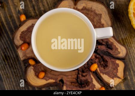 Tee mit Reifen Sanddornbeeren, Tee mit Sanddorn und Orange beim Teetrinken in der Nähe Stockfoto