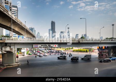 Blick auf die thailändische japanische Freundschaftsbrücke Bangkok. Die Silom Rd überquert die Rama 4. Mit dem Lumpini Park auf der rechten Seite. Die Ratchadamri Rd führt nach Norden. Stockfoto