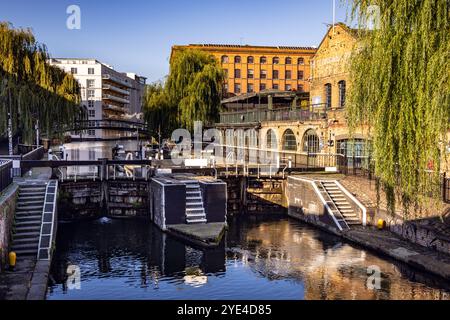 Camden Lock ist eine Doppelschleuse am Regent’s Canal in Camden Town, London, England. Stockfoto