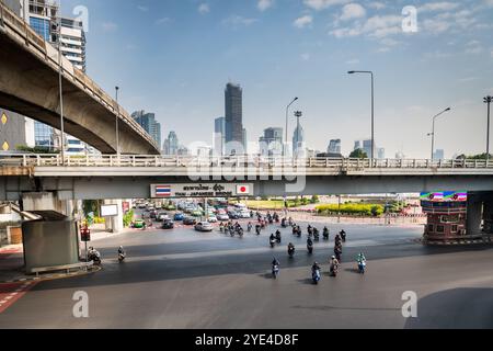 Blick auf die thailändische japanische Freundschaftsbrücke Bangkok. Die Silom Rd überquert die Rama 4. Mit dem Lumpini Park auf der rechten Seite. Die Ratchadamri Rd führt nach Norden. Stockfoto