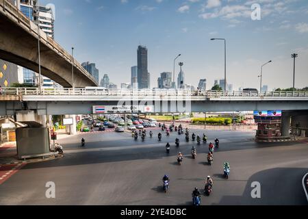 Blick auf die thailändische japanische Freundschaftsbrücke Bangkok. Die Silom Rd überquert die Rama 4. Mit dem Lumpini Park auf der rechten Seite. Die Ratchadamri Rd führt nach Norden. Stockfoto