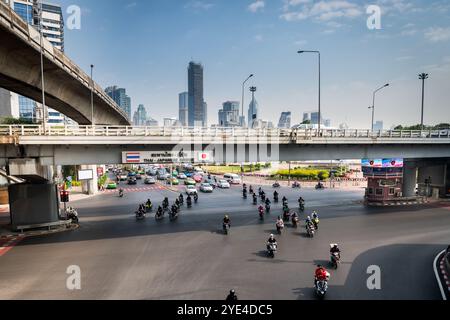 Blick auf die thailändische japanische Freundschaftsbrücke Bangkok. Die Silom Rd überquert die Rama 4. Mit dem Lumpini Park auf der rechten Seite. Die Ratchadamri Rd führt nach Norden. Stockfoto