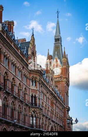 Äußere des St. Pancras Renaissance Hotel und des internationalen Bahnhofs in London. Stockfoto