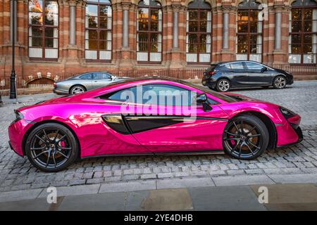 Pink McLaren 570s vor dem St. Pancras Renaissance Hotel in London. Stockfoto