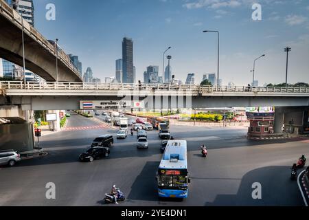 Blick auf die thailändische japanische Freundschaftsbrücke Bangkok. Die Silom Rd überquert die Rama 4. Mit dem Lumpini Park auf der rechten Seite. Die Ratchadamri Rd führt nach Norden. Stockfoto