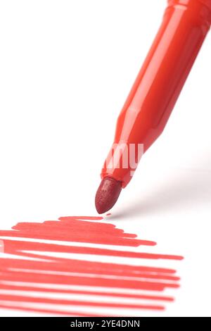 Linien, die mit roter Filzspitze oder Faserstift skizziert werden, isolierter weißer Hintergrund, Schreiben, Zeichnen oder Skizzieren in Nahansicht mit weichem Fokus Stockfoto